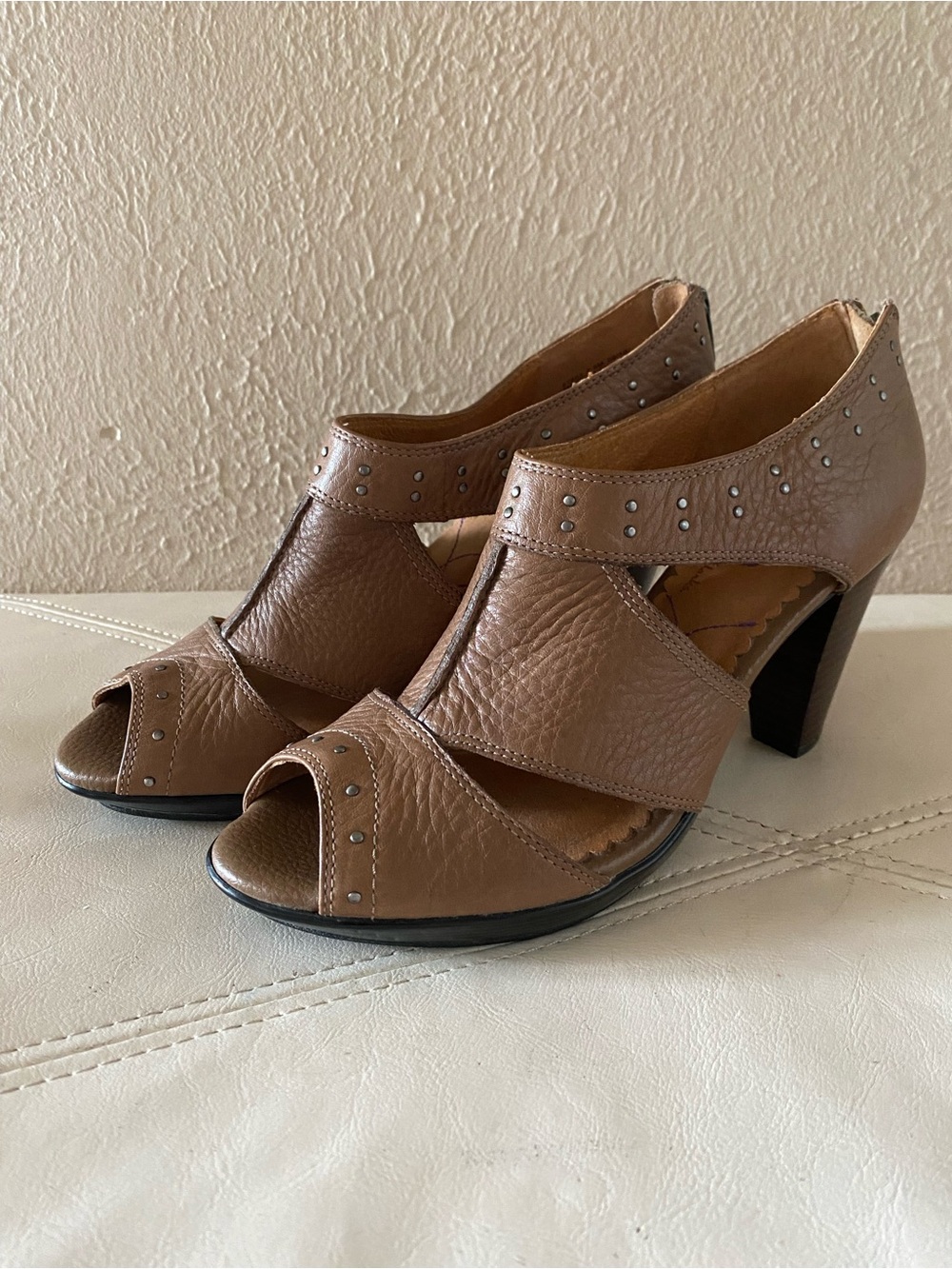 Indigo by Clarks Brown Leather Heels Peep-Toe Studded Comfortable Women’s 7.5